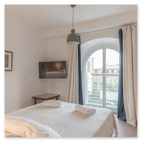 Dettagli di arredo raffinati in un serviced apartment a Genova.