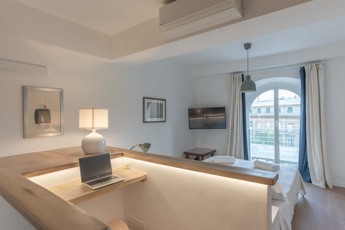 Camera da letto ampia in appartamento family a Genova.